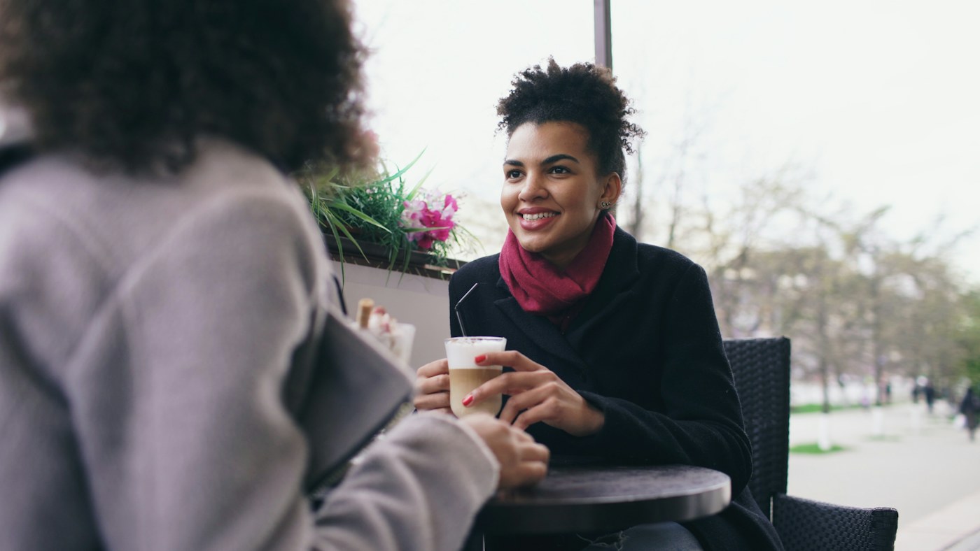 Mulheres conversando em um café — fotografia ilustrativa